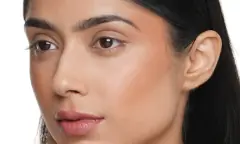 Swiss beauty PRO BLUSH & HIGHLIGHTER PALETTE Application on cheeks, image 4